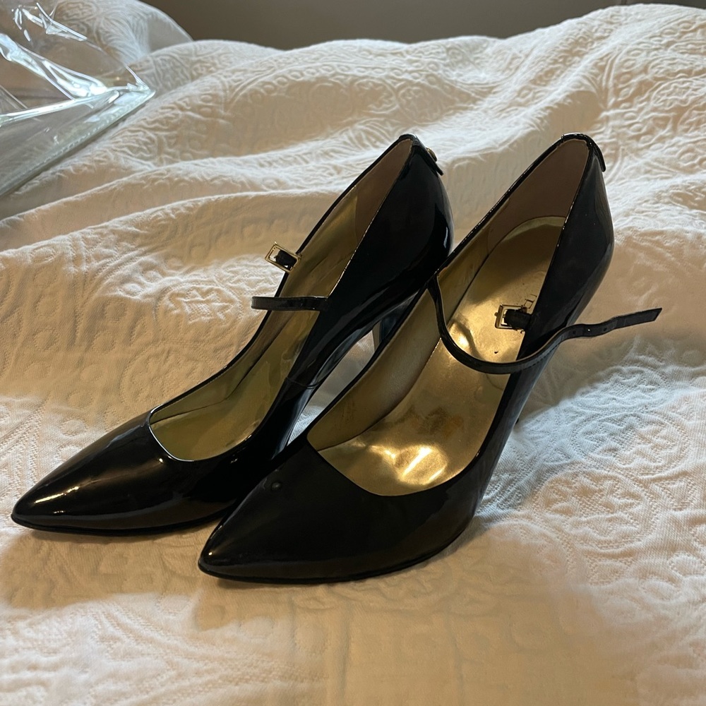 Guess black patent pointed toe heels